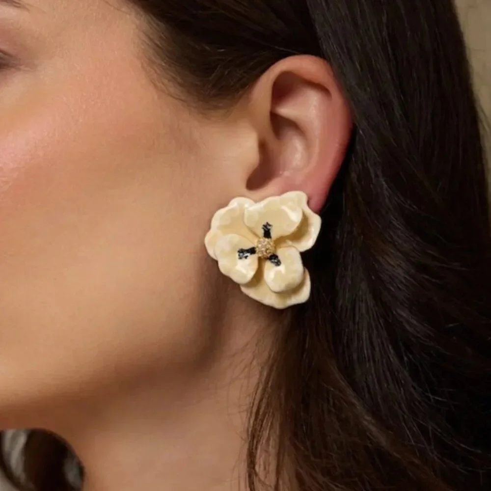 NEW Kenneth Jay Layne Beige Gold Crystal Pave Retro Clip on Flower Earrings - Picture 9 of 9